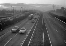 810805 Gezicht op Rijksweg 2 te Utrecht vanaf het viaduct in de Verlengde Vleutenseweg, uit het noorden; links de oprit ...